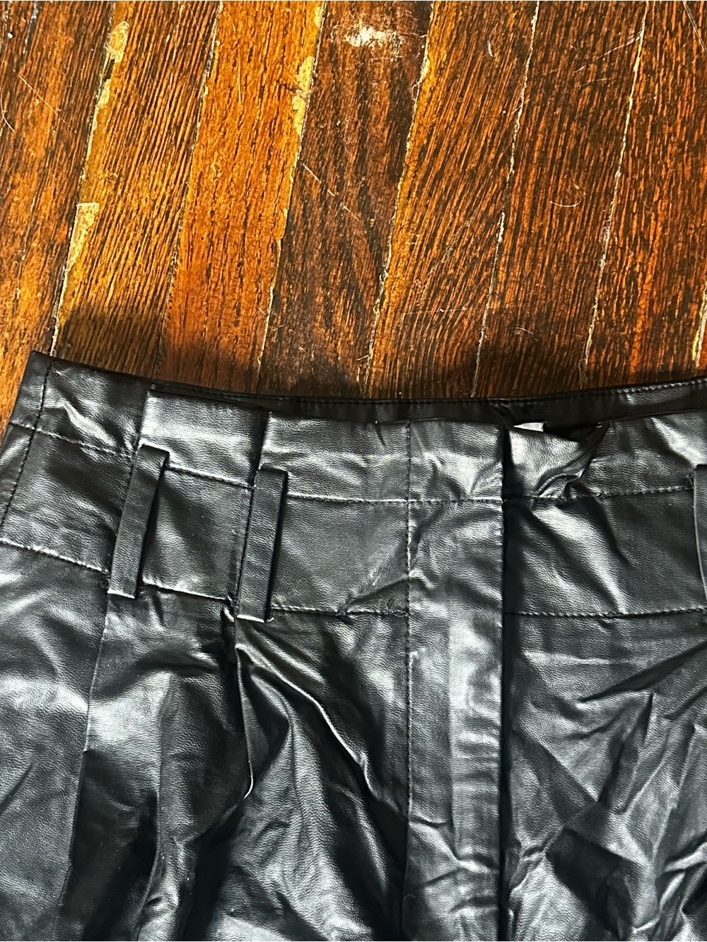 HIGH RISE FAUX LEATHER SHORTS - Picture 3 of 4